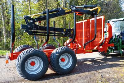 sb0218261kts_KTS13000_Rückewagen_mit-Zapfwelle_Logo
